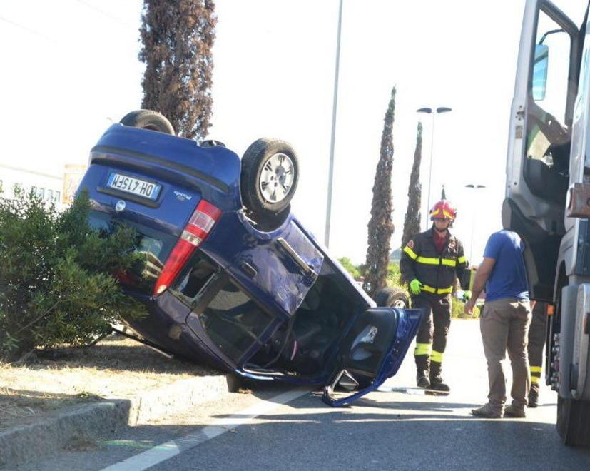 Auto si scontra col tir e si ribalta Feriti una donna e due bambini