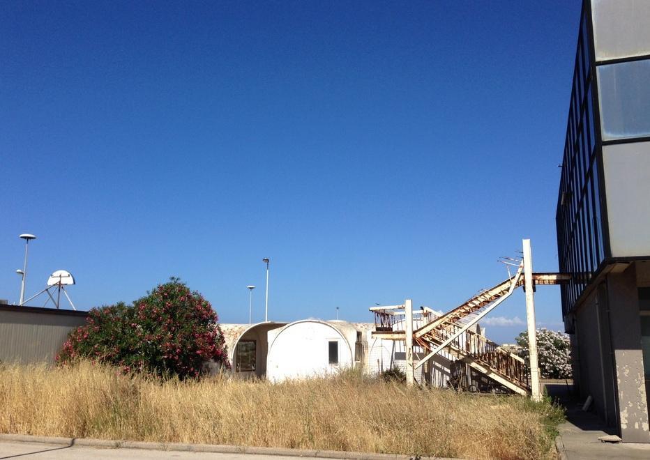 Il porto industriale colonizzato da zecche ed erbacce 