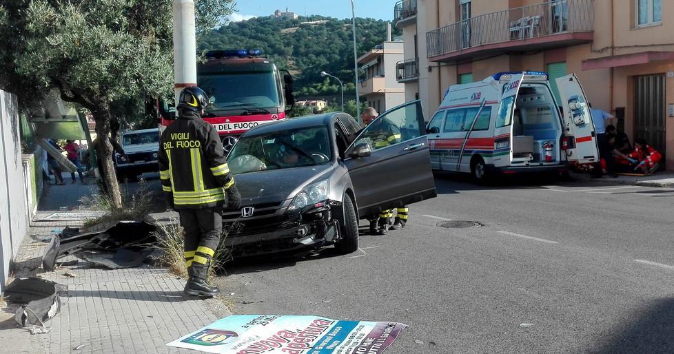 Un Suv si schianta contro un palo