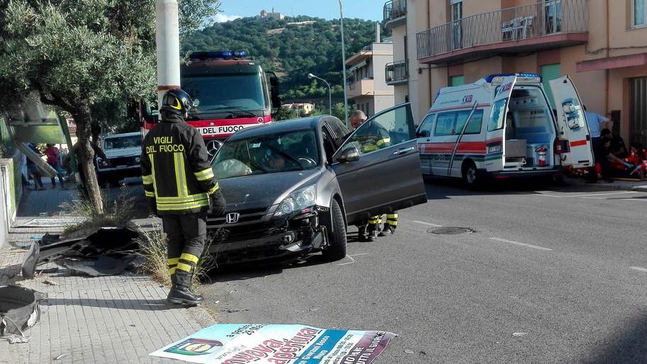 Un Suv si schianta contro un palo