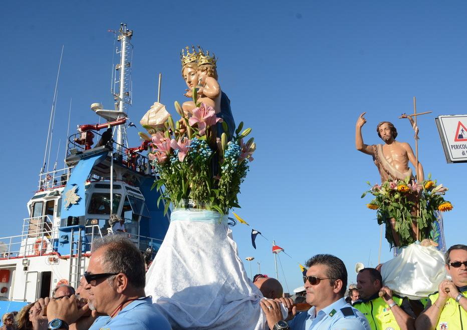 San Giovanni, rivive il rito della processione in mare