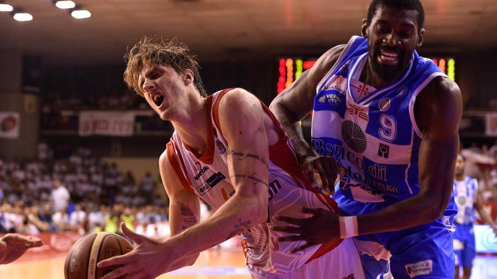 Finale infinita: Sassari recupera Domani a Reggio gara scudetto