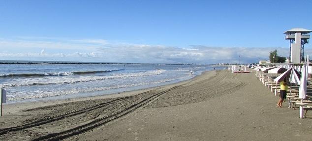 Il vento spazza l’impalcatura della scuola 