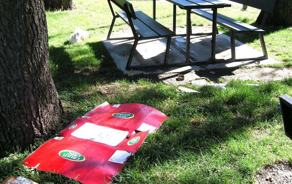 Picnic serale nel parco giochi che diventa un immondezzaio