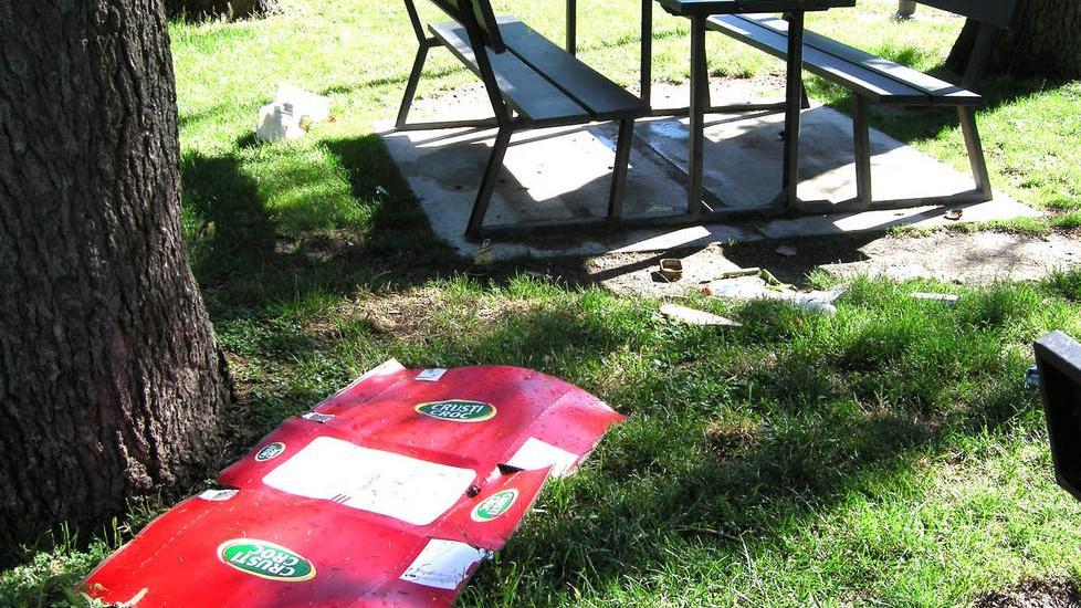 Picnic serale nel parco giochi che diventa un immondezzaio