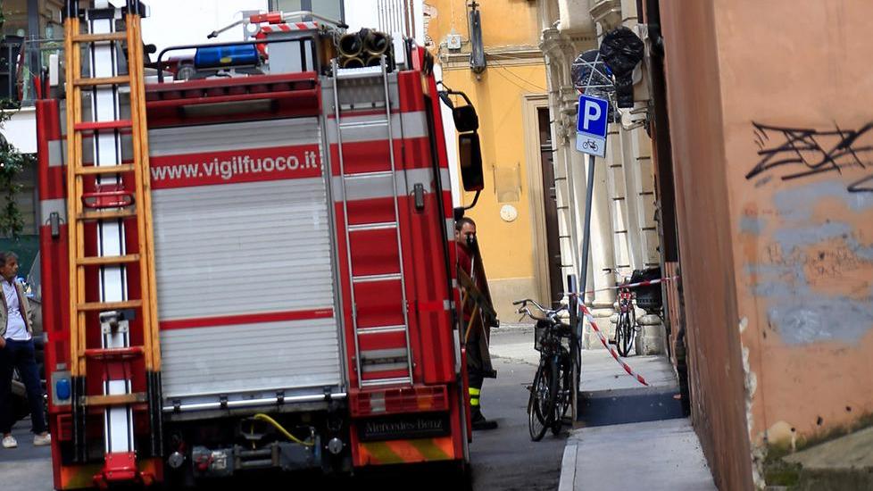 Via Gherarda, piovono calcinacci