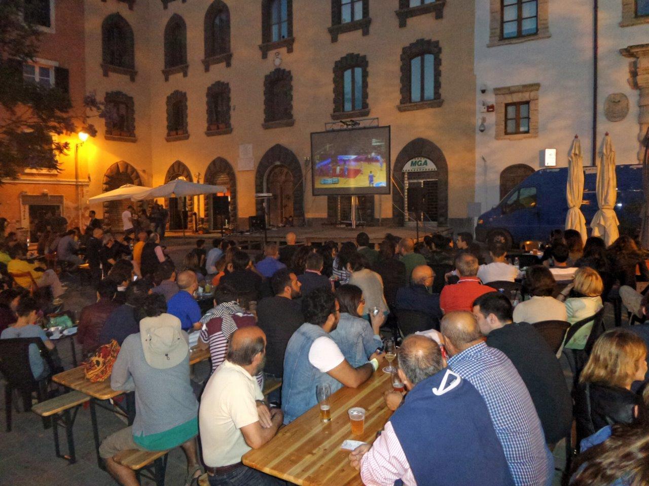 Il maxischermo allestito in piazza Tola per seguire la Dinamo