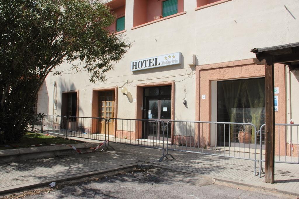 L'ingresso dell'hotel Bellavista, a Fertilia