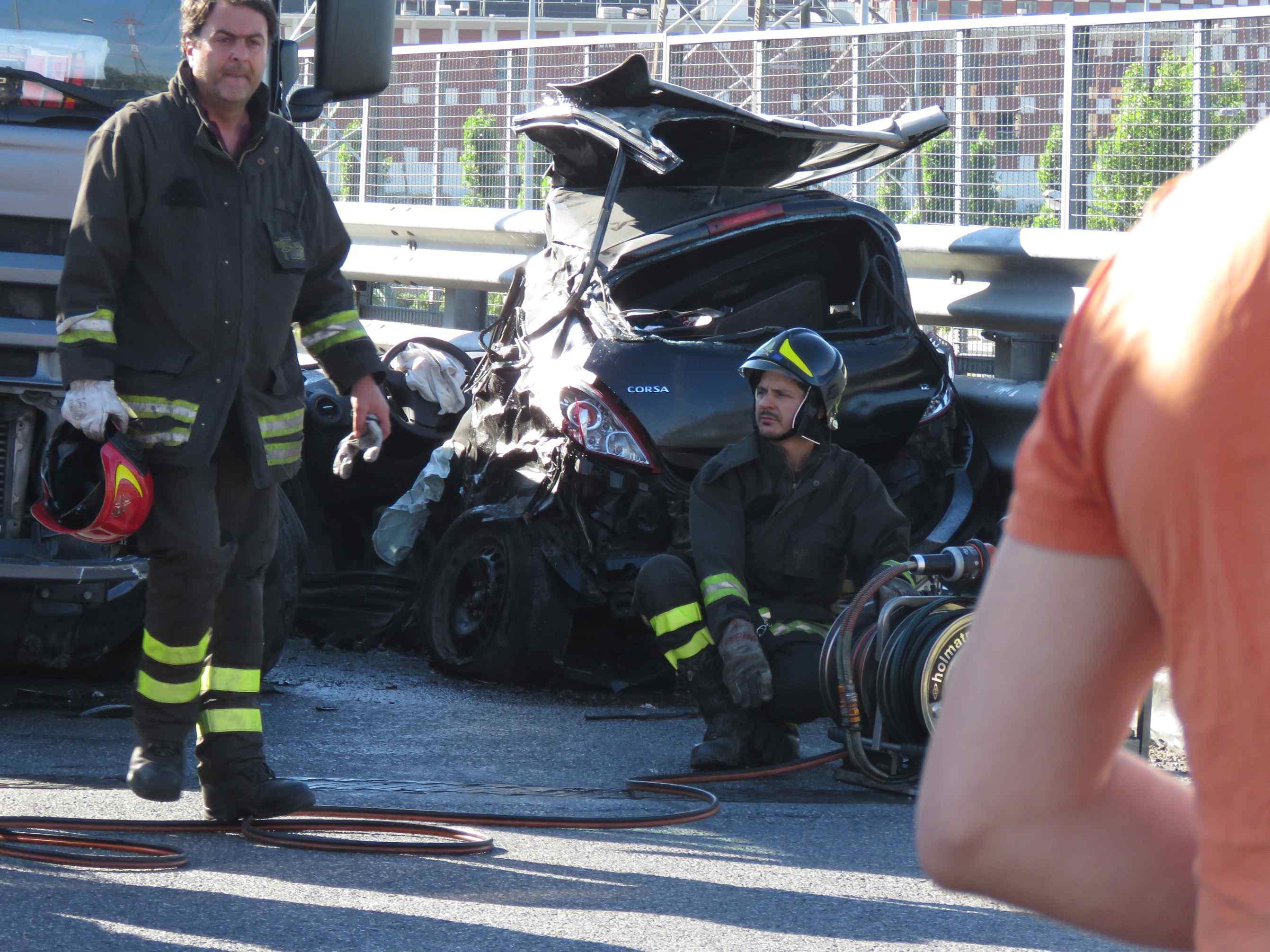 La Opel schicciata dal camion sul cavalcavia della Perfetti Ricasoli (foto Batavia)  