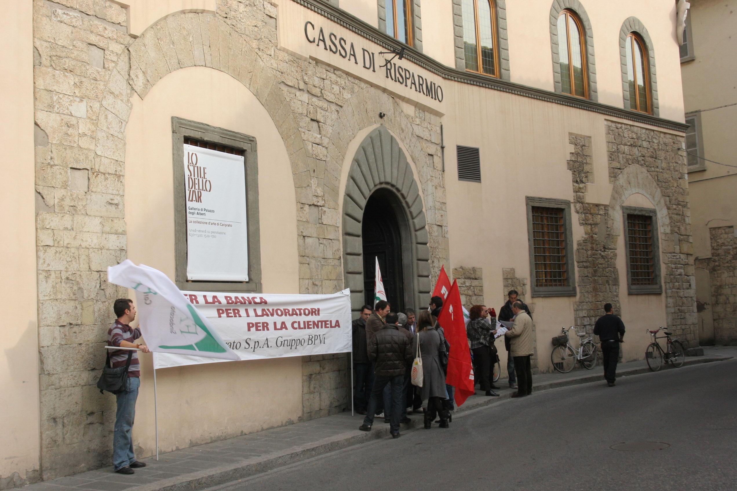 Proteste dei sindacati davanti alla sede della Popolare di Vicenza di Prato (foto Batavia) 