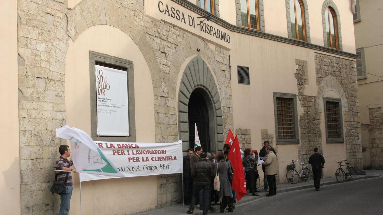 Proteste dei sindacati davanti alla sede della Popolare di Vicenza di Prato (foto Batavia)