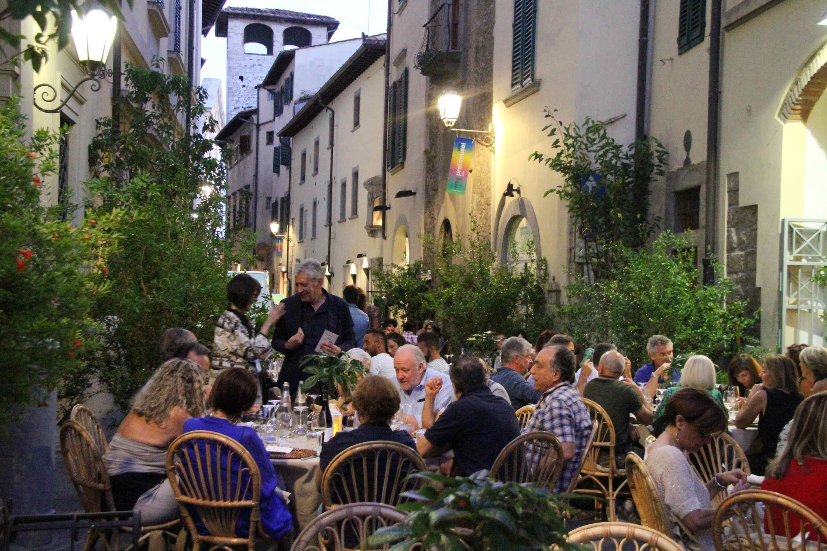 La cena dei ciliegi in via Pugliesi (foto Batavia)