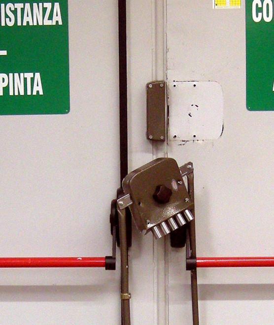 Argenta, in vetrina solo le scatole: ladri beffati 