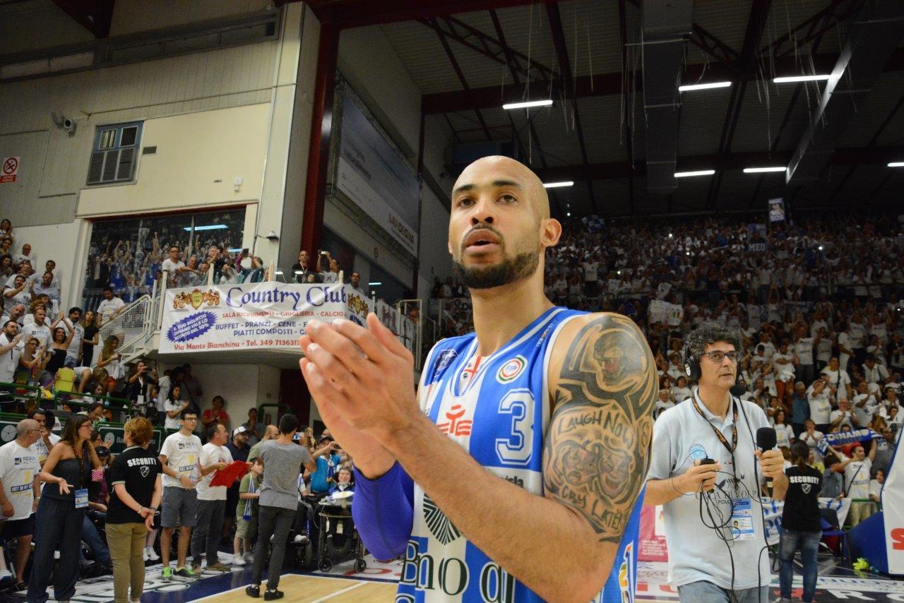 David Logan applaude i tifosi dopo la vittoria in gara6