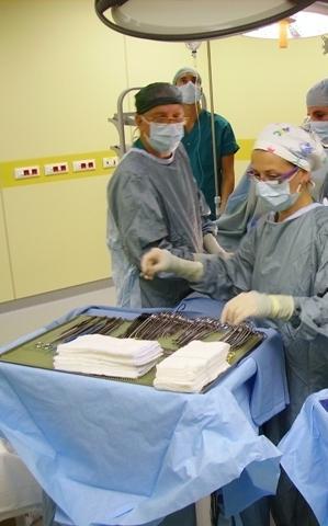 Un intervento in sala operatoria a Pescia