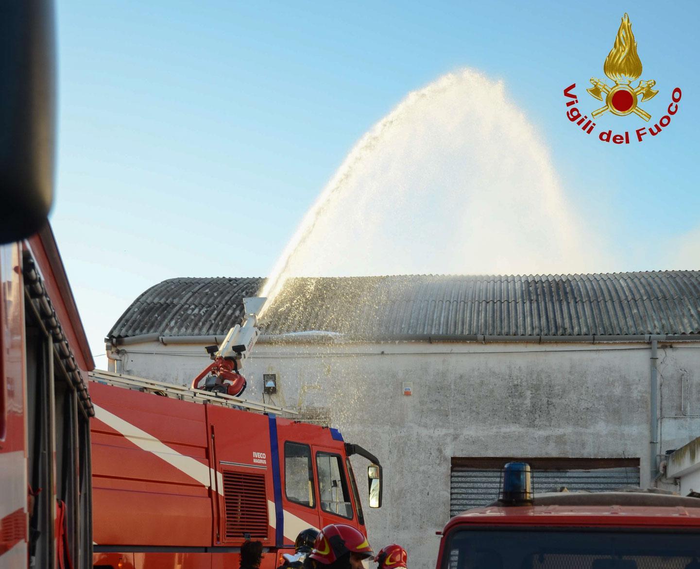 L'intervento dei vigili del fuoco nei capannoni di Abbanoa