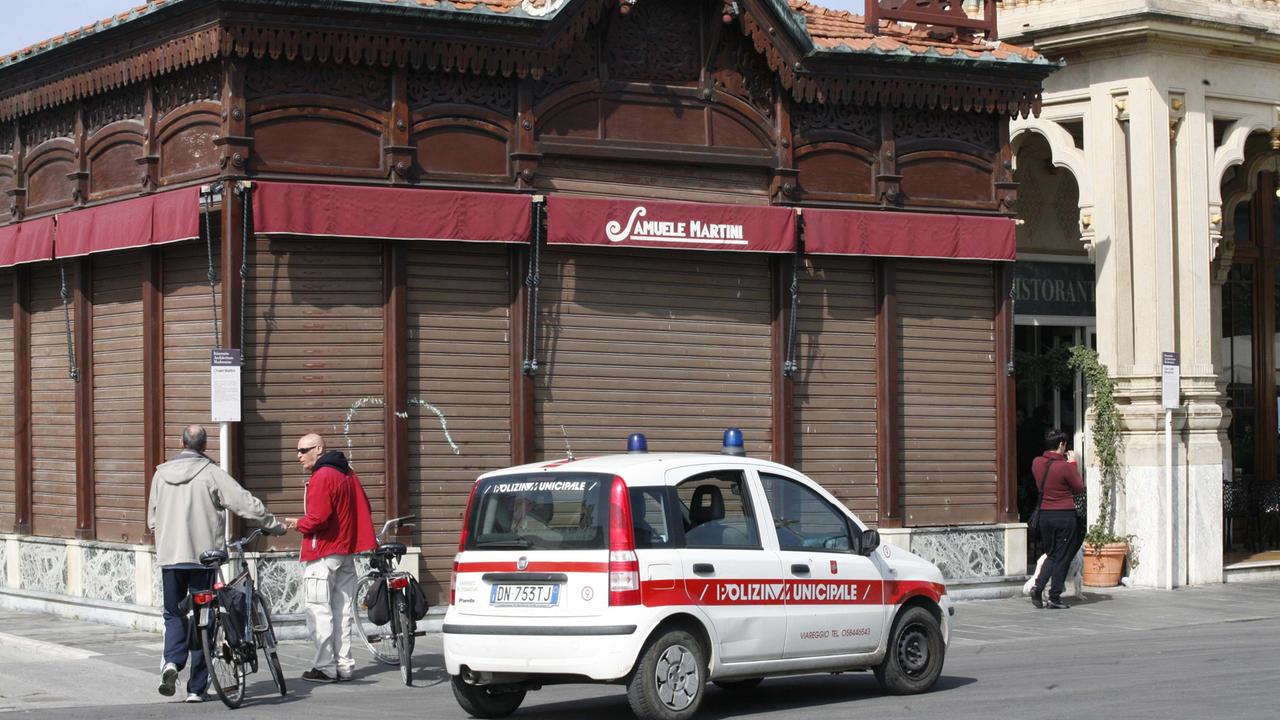 Le auto dei vigili urbani sono da buttare