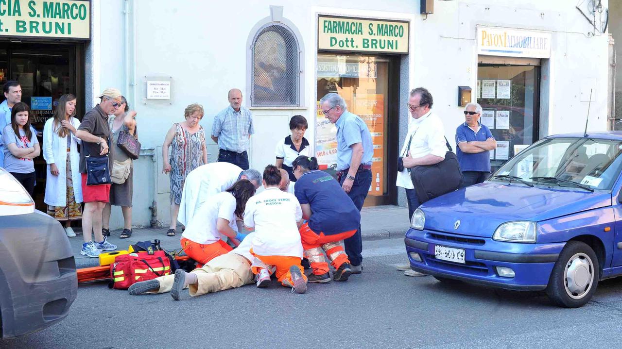 I soccorsi al pedone investito in Porta San Marco (foto Gori)