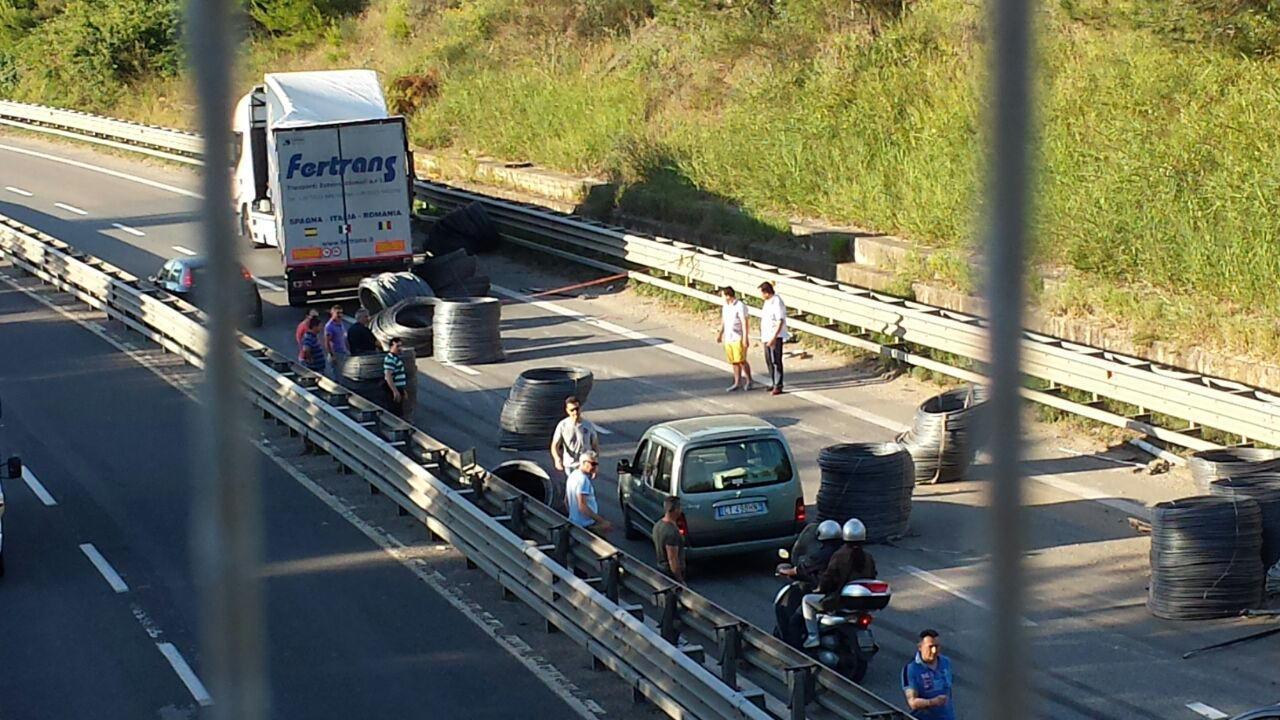 Il tir che ha perso il carico di matasse di ferro in variante