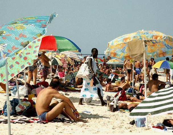 Un ambulante sulle spiagge di Vada (foto d'archivio)
