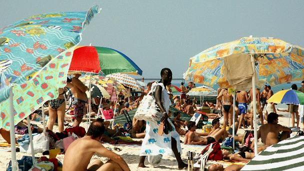 Un ambulante sulle spiagge di Vada (foto d'archivio)