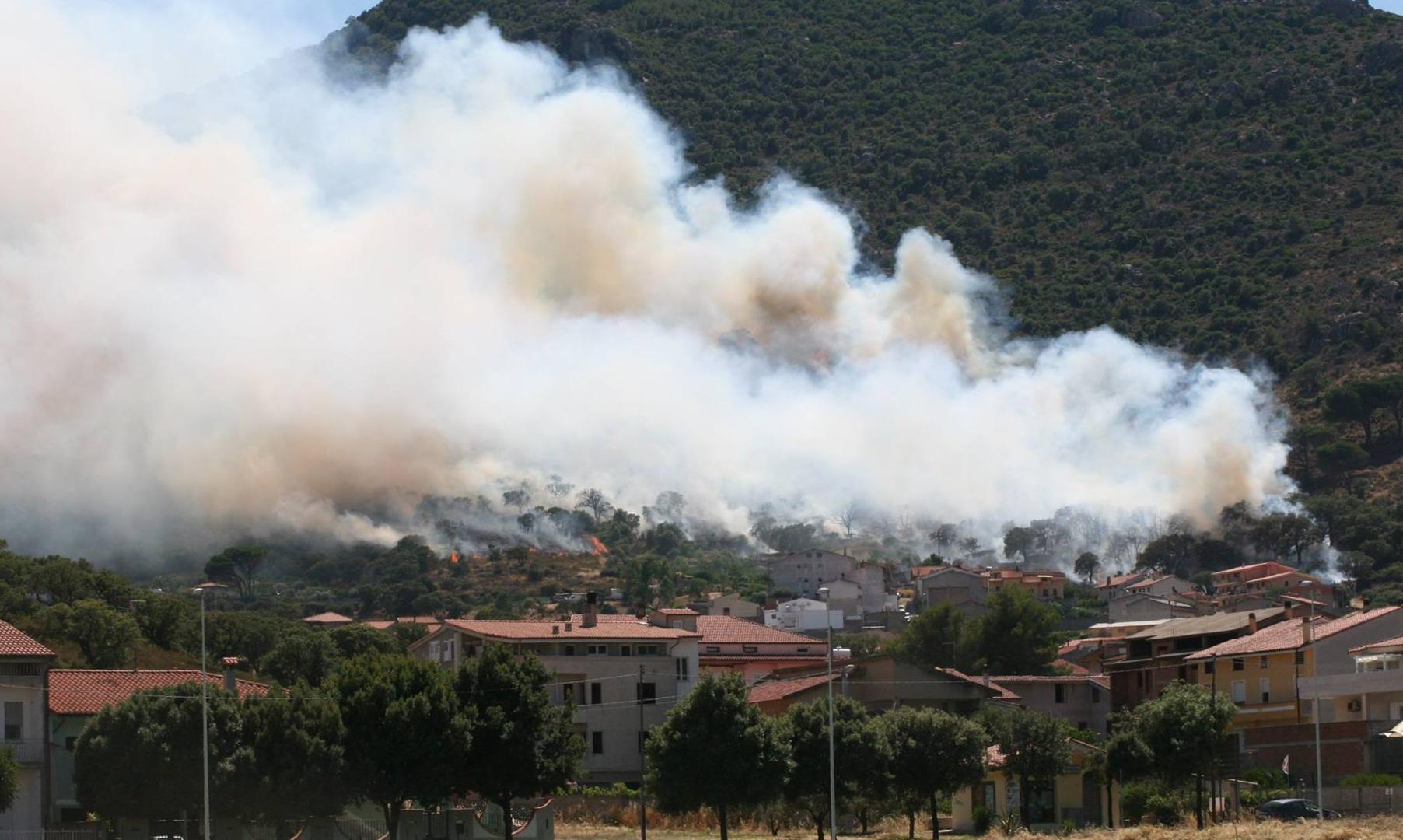 Paura a Guspini, un grosso incendio lambisce la periferia