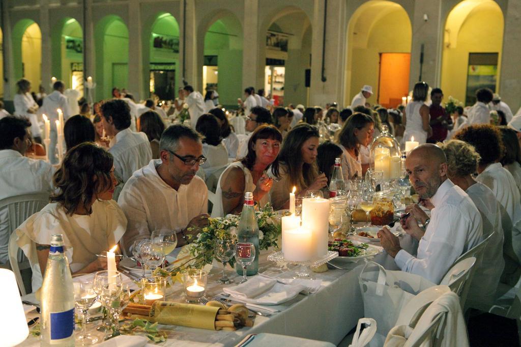 Tutti in bianco a cenare in piazza insieme alle stelle