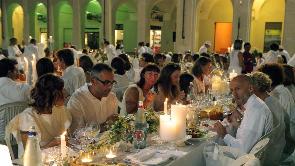 Tutti in bianco a cenare in piazza insieme alle stelle