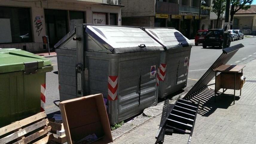 Rifiuti fuorilegge anche in via Veneto