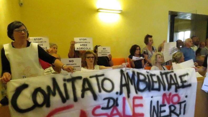 Bagarre sugli inerti Casale dice no e finisce a spintoni