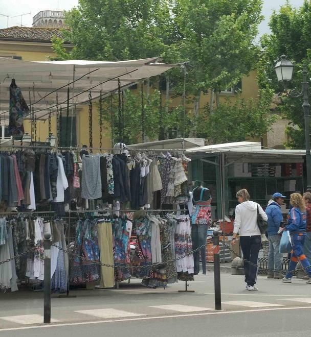 Inseguito tra i banchi del mercato 