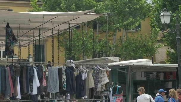 Inseguito tra i banchi del mercato
