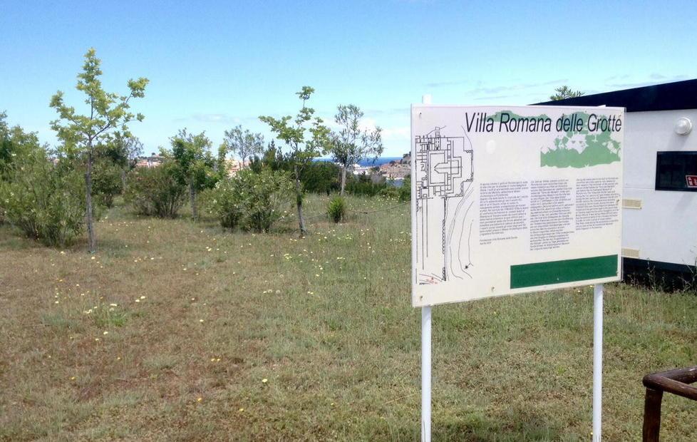 Villa delle Grotte di nuovo tra le erbacce 