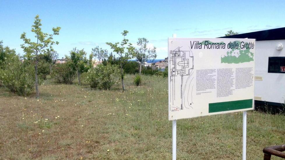 Villa delle Grotte di nuovo tra le erbacce