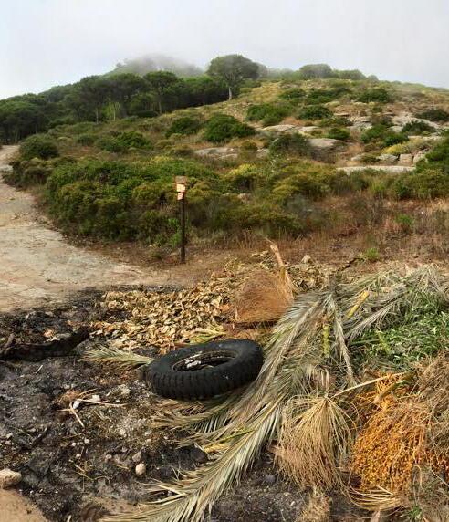 Discarica abusiva lungo il sentiero 