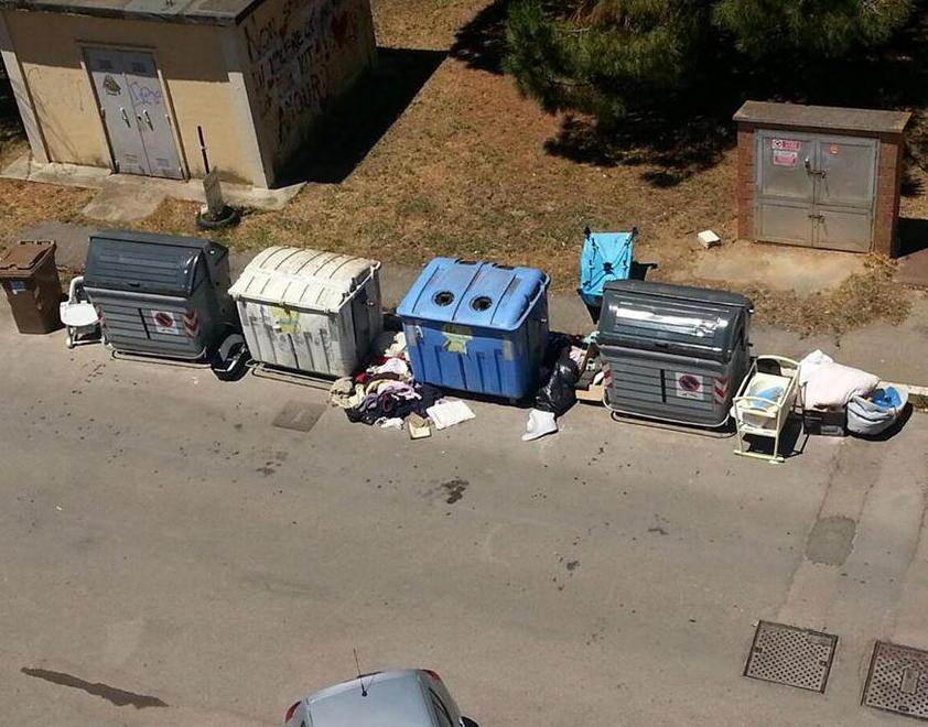 Ancora rifiuti abbandonati Micro discariche in città 