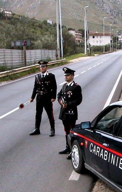 Con l’auto finisce contro un palo 
