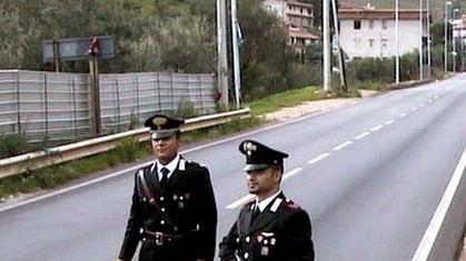 Con l’auto finisce contro un palo