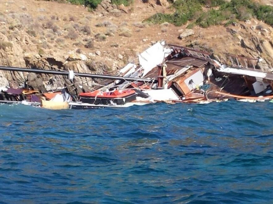 Barca di 21 metri distrutta contro gli scogli 