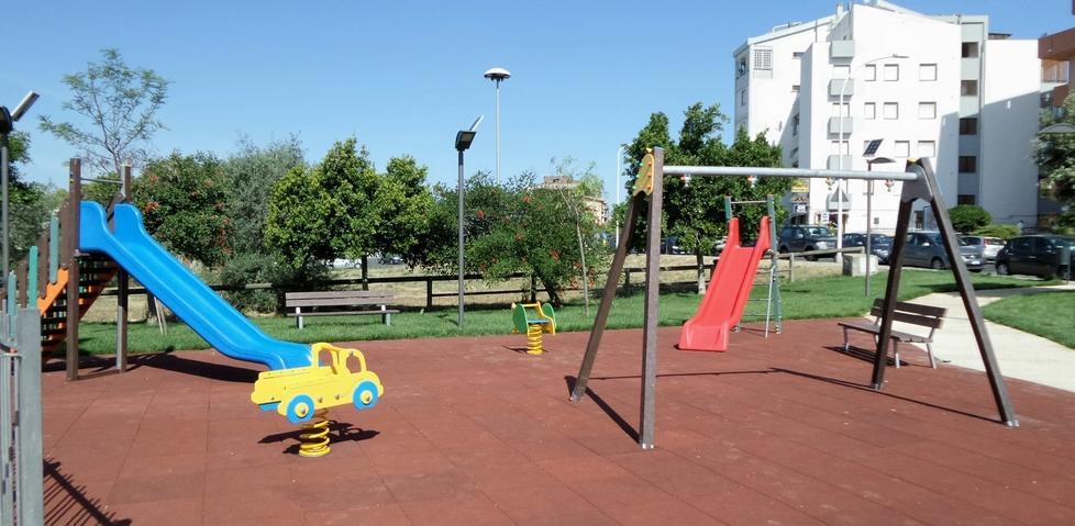 Un parco pericoloso: «Belle le altalene, ma una recinzione?» 