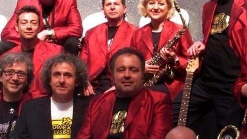 Sera in piscina con Flowers Blues band