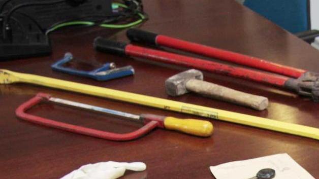 Fermate auto piene di attrezzi per saccheggiare
