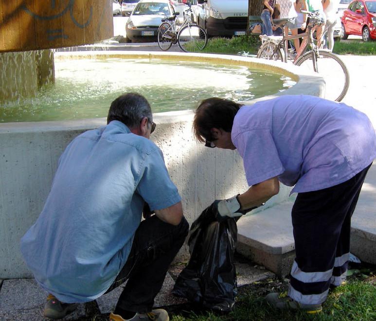 Una siringa sporca di sangue vicino a fontana della piazza