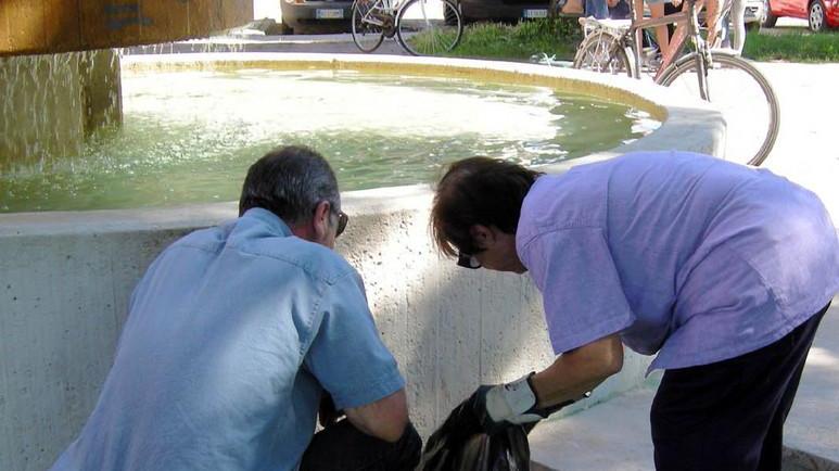 Una siringa sporca di sangue vicino a fontana della piazza