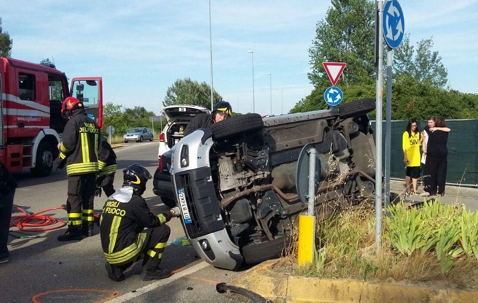 Schianto tra auto sulla rotonda, donna ferita 