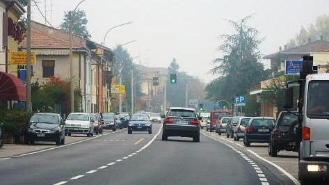 Spariti nella notte auto, salumi e vino
