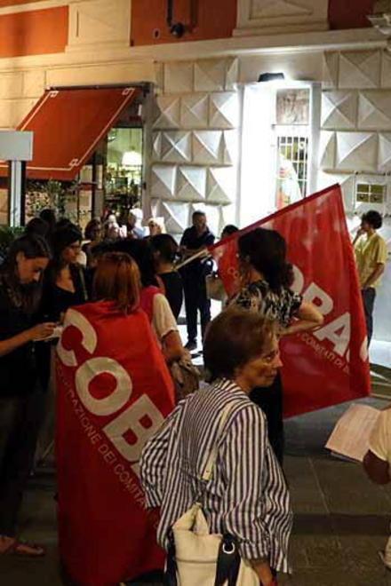 Scuola, protesta dei sindacati sotto le sede del Pd 