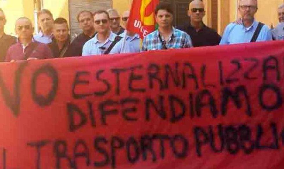 Meno bus in provincia, autisti in rivolta 