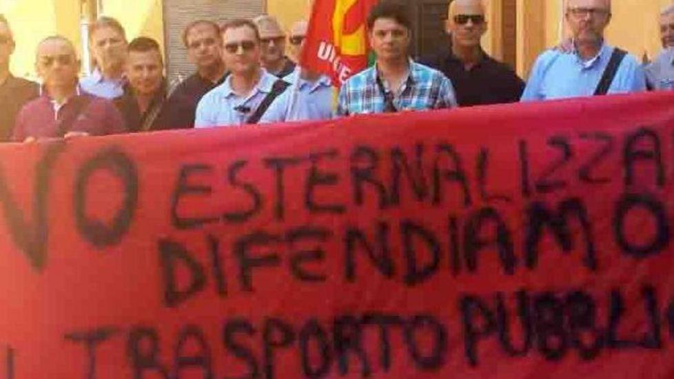 Meno bus in provincia, autisti in rivolta