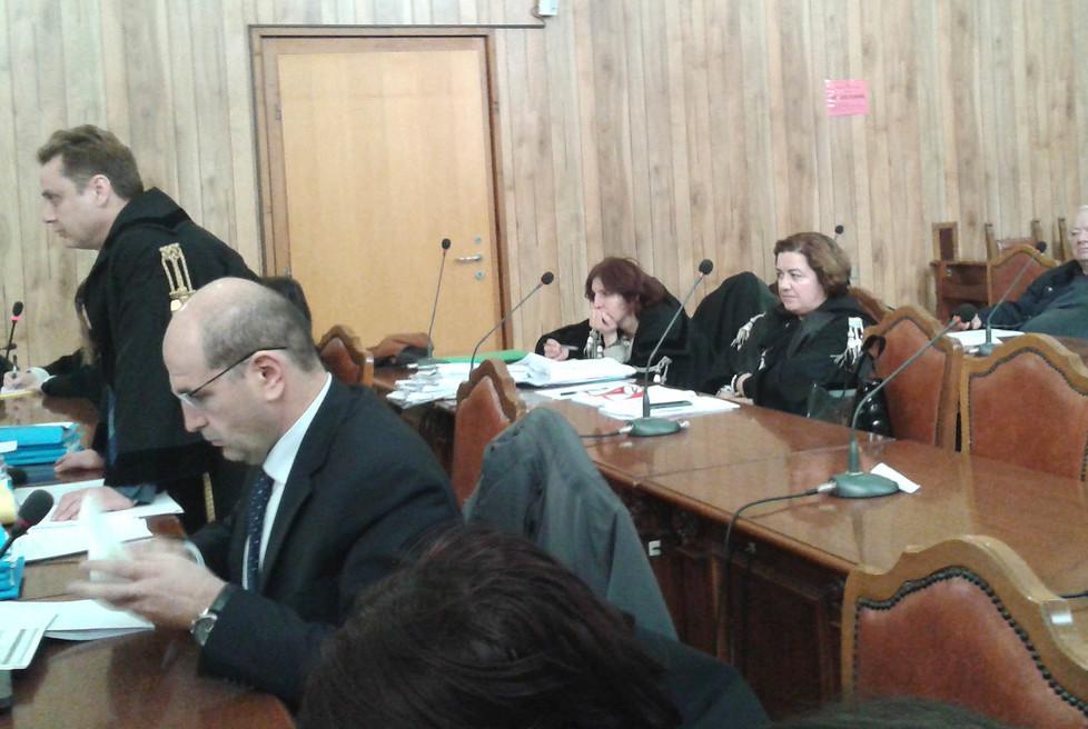 «In vacanza insieme. Ed è sparito con i miei soldi» 